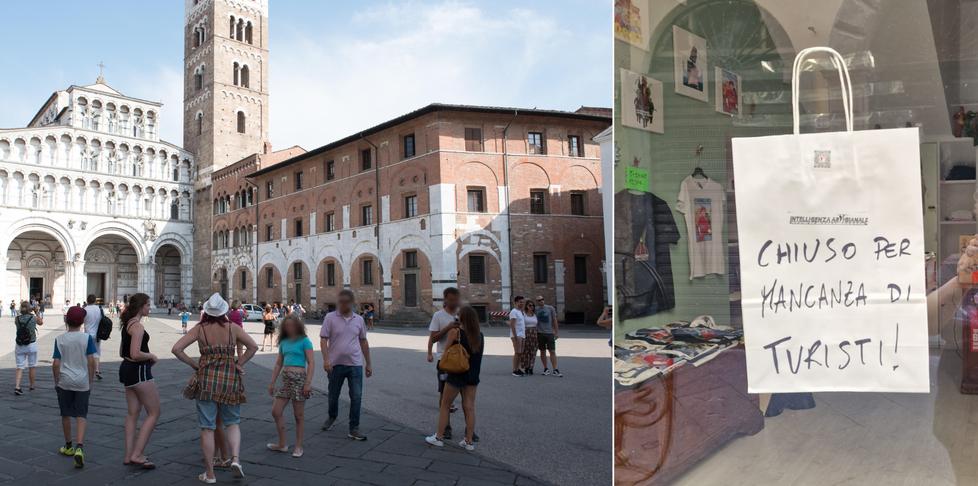
	Alcuni turisti a Lucca e a dx&nbsp;il cartello apparso giorni fa in un negozio di via Santa Croce

