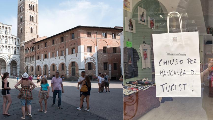 Alcuni turisti a Lucca e a dx il cartello apparso giorni fa in un negozio di via Santa Croce