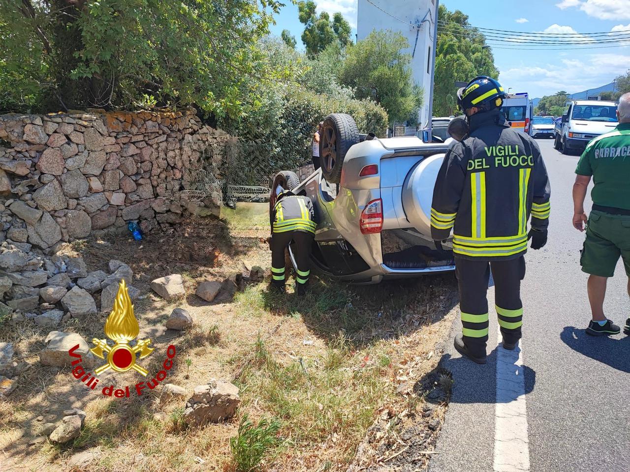Auto si ribalta e finisce fuori strada - La Nuova Sardegna