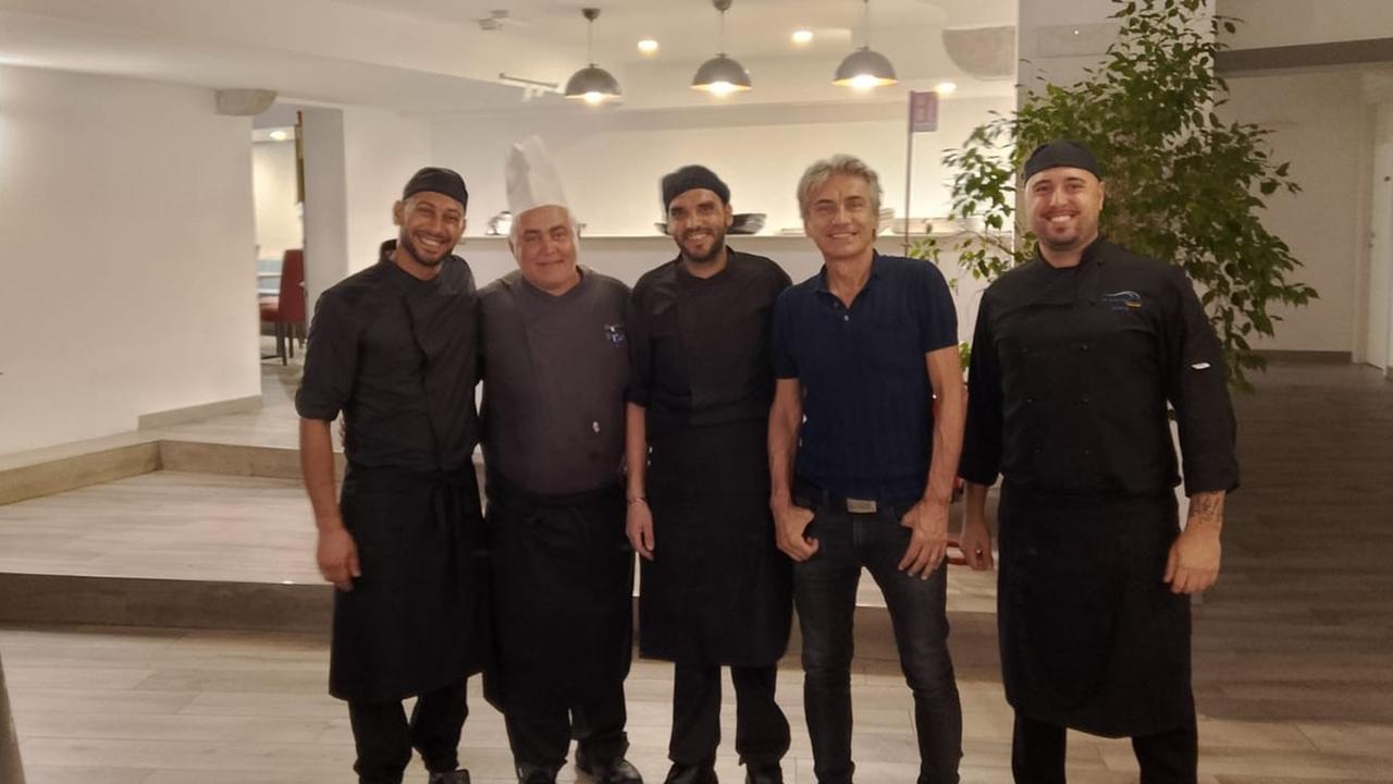 Luciano Ligabue con la brigata del ristorante Insula Porto Cervo