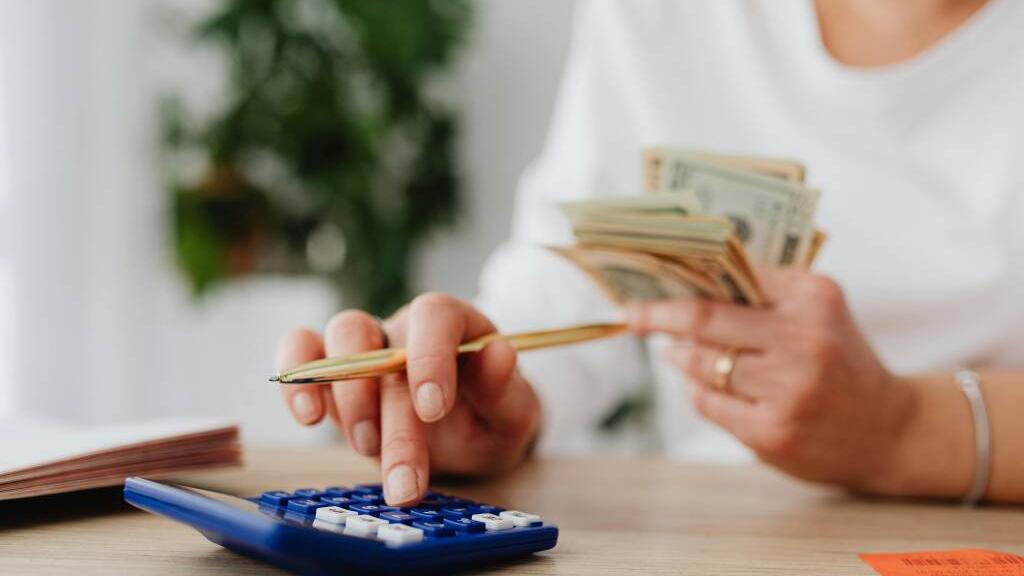 Prezzi in aumento, stipendi no. Le famiglie tra tagli e rinunce