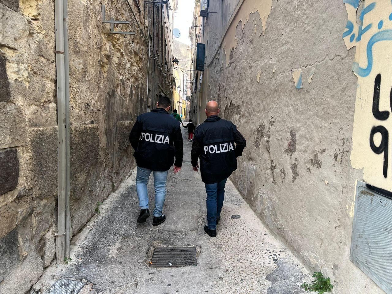 Si masturbava in una strada del centro a Sassari: arrestato un 35enne