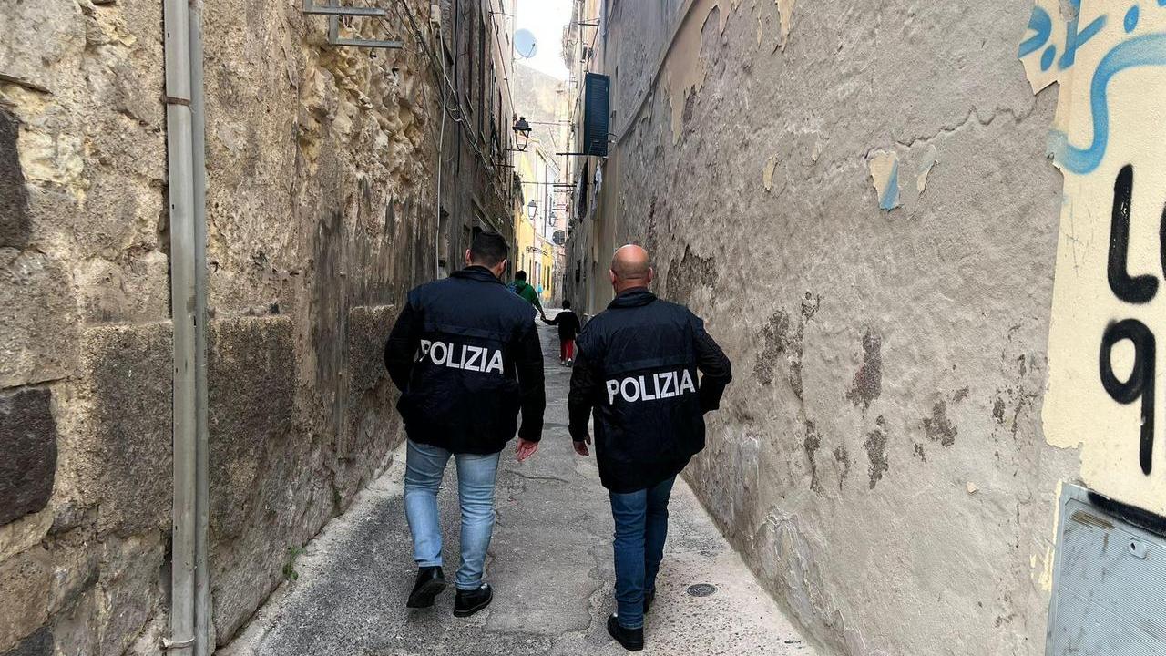 Si masturbava in una strada del centro a Sassari: arrestato un 35enne