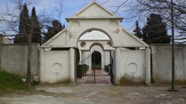 Foto col morto: condannato l’operaio del cimitero