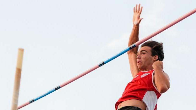 Il saltatore con l’asta Andrea Demontis migliora il record sardo e festeggia con la convocazione in nazionale
