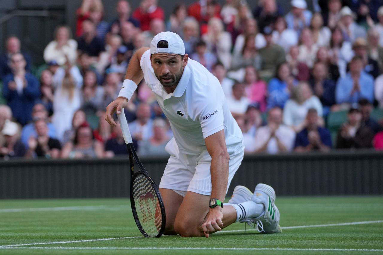 Wimbledon, Dimitrov s’infortuna e lascia il campo in lacrime. Sinner lo aiuta a portare la borsa, andrà lui ai quarti