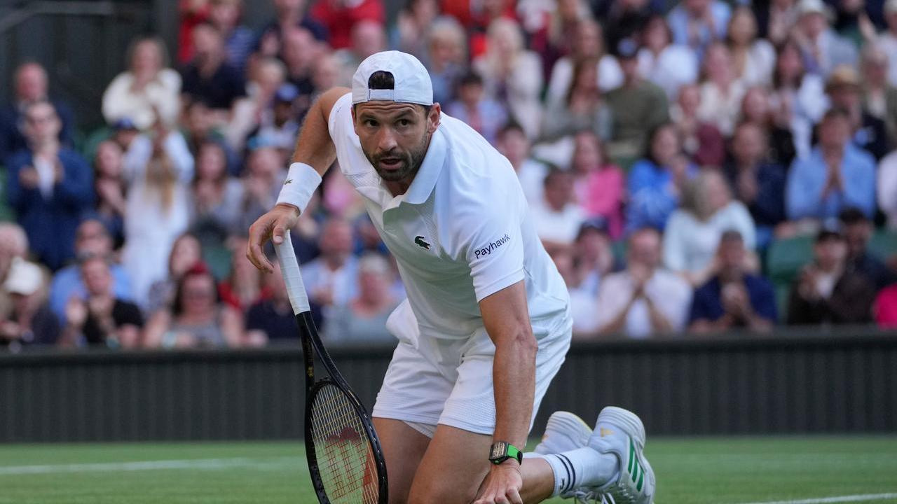 Wimbledon, Dimitrov s’infortuna e lascia il campo in lacrime. Sinner lo aiuta a portare la borsa, andrà lui ai quarti