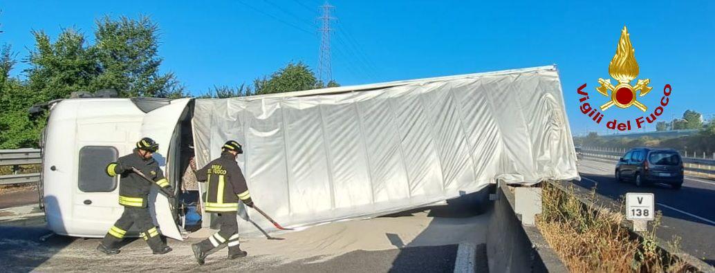 Autostrada, camion con la sabbia si ribalta vicino al casello di Reggio