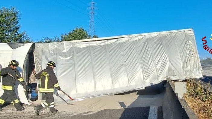 Autostrada, camion con la sabbia si ribalta vicino al casello di Reggio