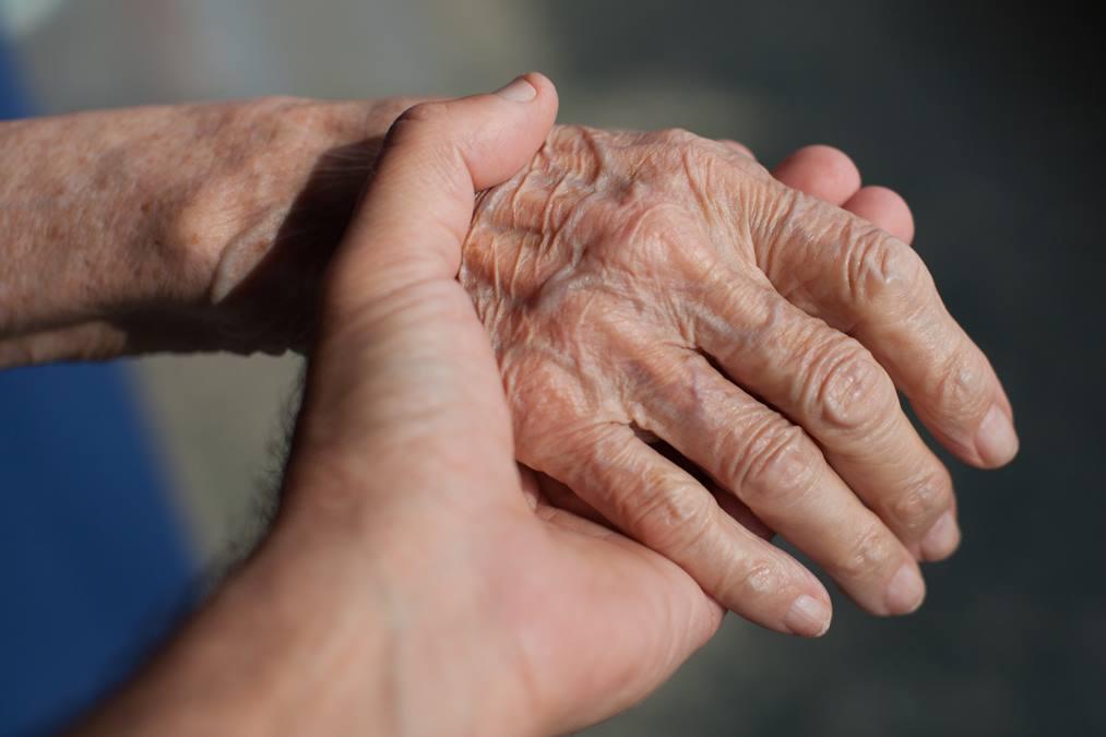 Dipendente della casa di riposo ruba 2 mila euro all’anziana ricoverata: «Sarà licenziata»
