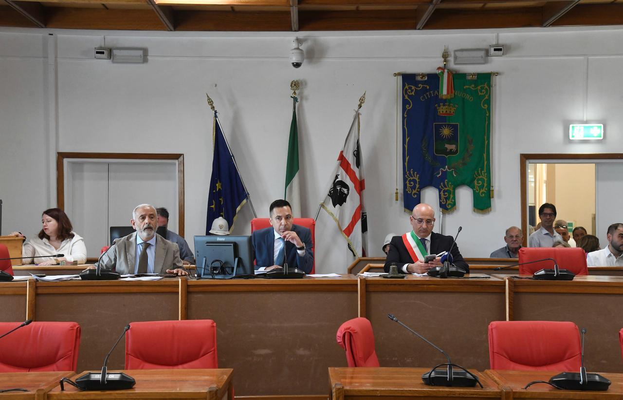 
	Il sindaco Emiliano Fenu e il presidente del consiglio Elia Carai (foto di Massimo Locci)

