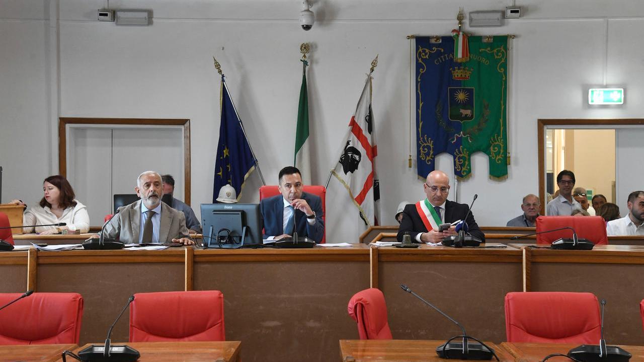 Il sindaco Emiliano Fenu e il presidente del consiglio Elia Carai (foto di Massimo Locci)