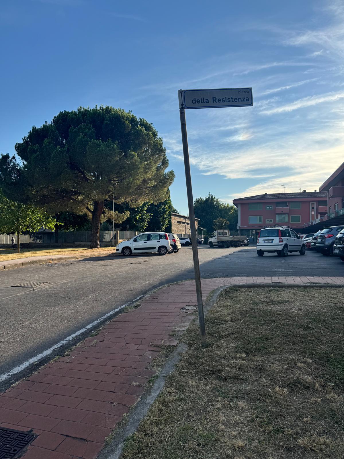Piazza della Resistenza a Margine Coperta acquisita dal Comune. La sindaca: «Sarà riqualificata ma resterà a parcheggio»