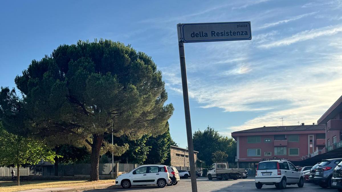 Piazza della Resistenza a Margine Coperta acquisita dal Comune. La sindaca: «Sarà riqualificata ma resterà a parcheggio»