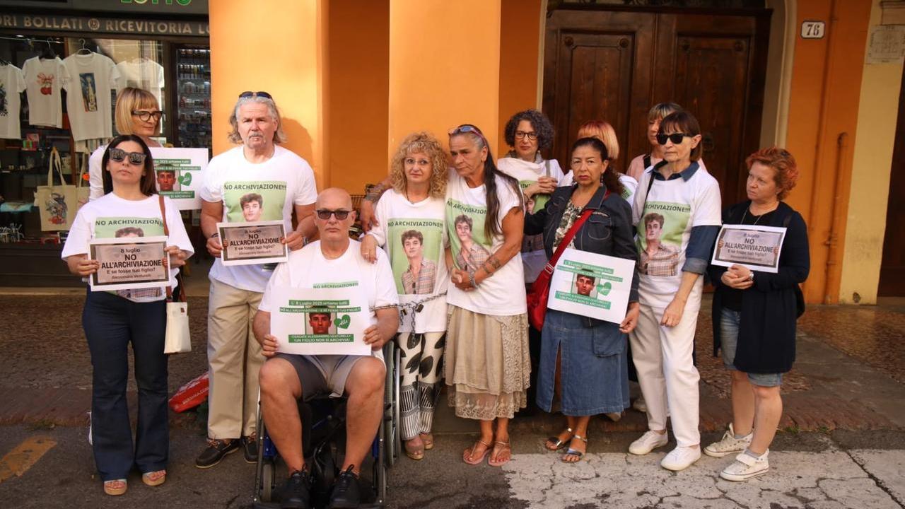 Scomparsa di Alessandro Venturelli, la procura vuole archiviare il caso: la madre del giovane si incatena davanti al tribunale