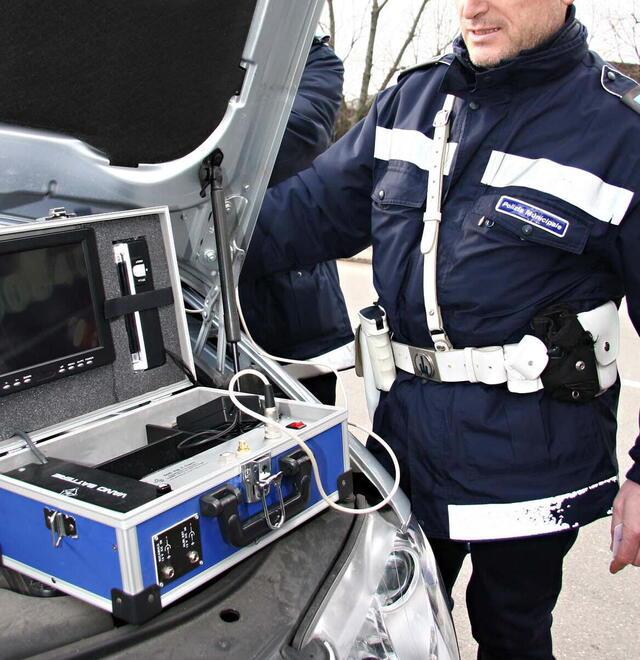 
	Un agente della polizia locale durante un controllo (foto d'archivio)

