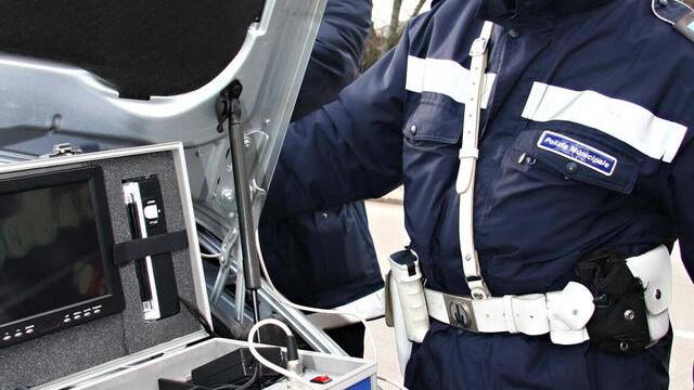 Un agente della polizia locale durante un controllo (foto d'archivio)
