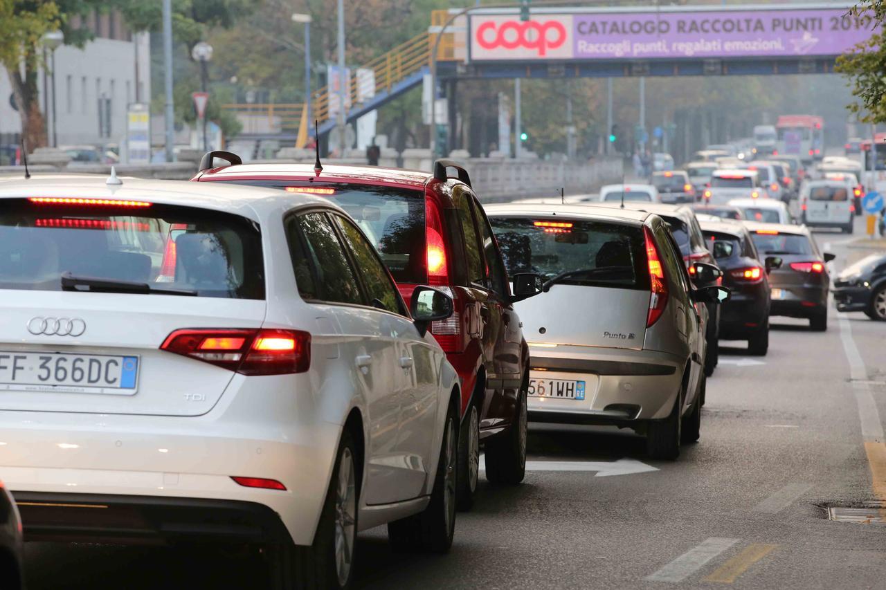 TRAFFICO E SMOG AUTO.VIALE PIAVE