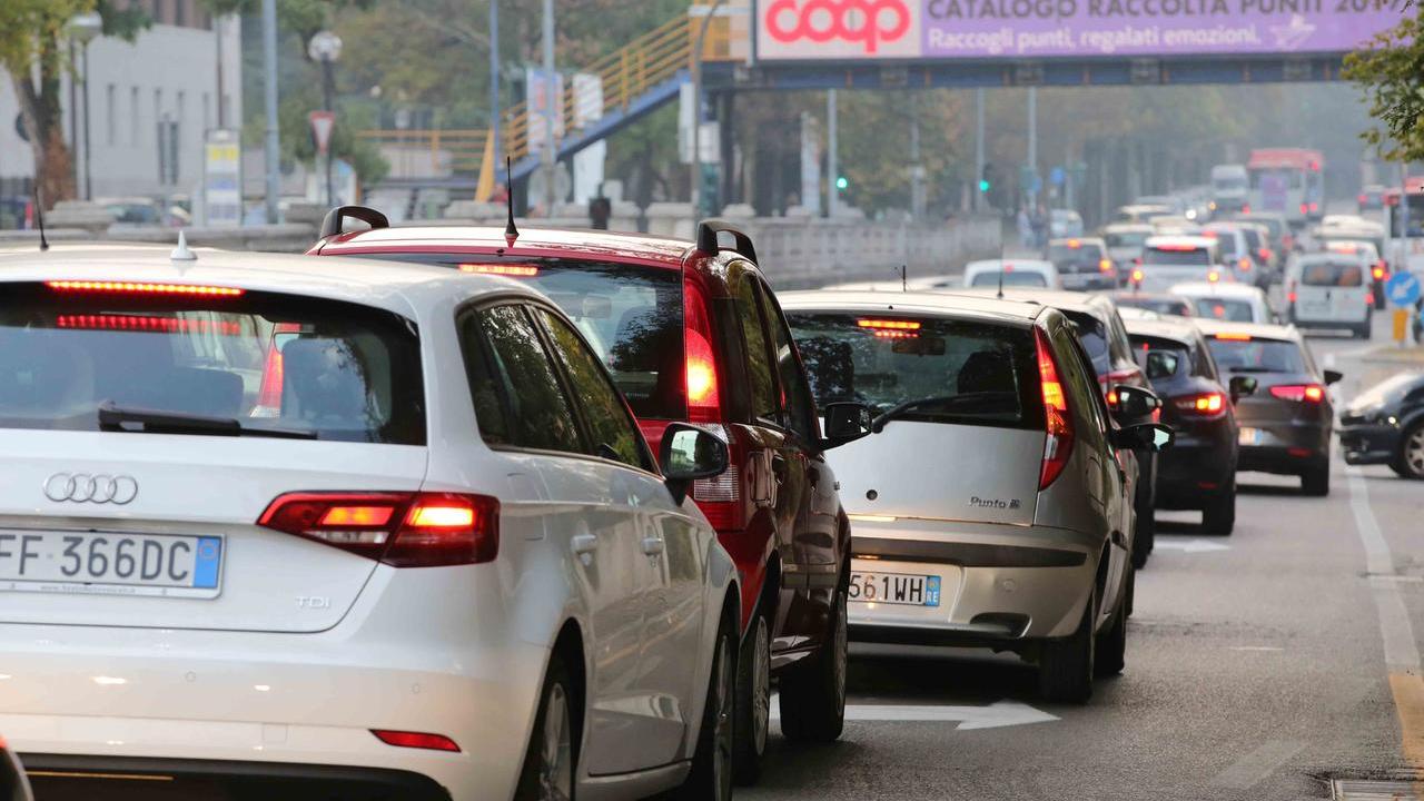 TRAFFICO E SMOG AUTO.VIALE PIAVE