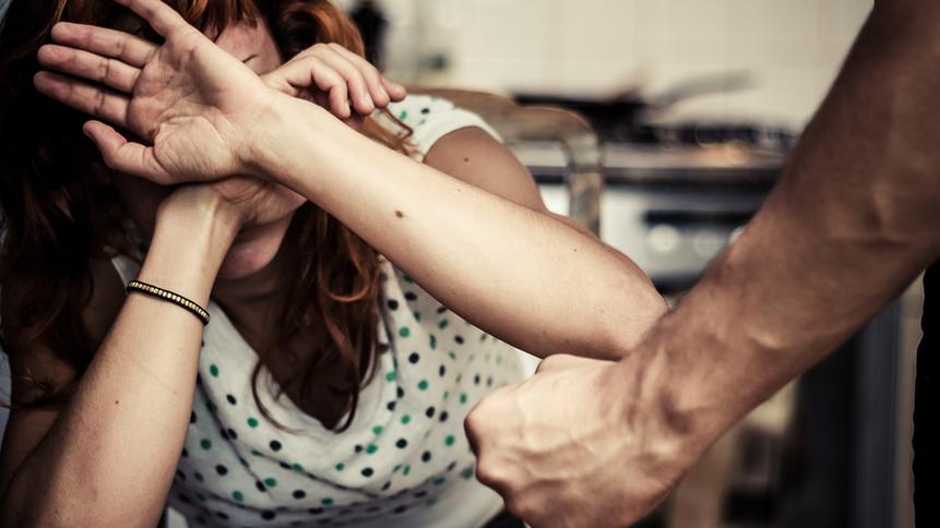Violenta sessualmente per mesi la sua ex e arriva a distruggerle la casa: va a processo