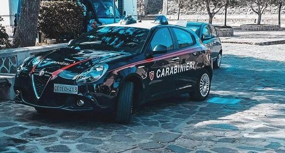 Una pattuglia dei carabinieri (foto d'archivio)