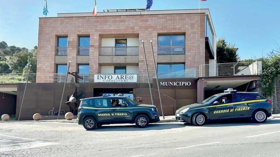 Pattuglie della finanza a Capoliveri (foto Giò Di Stefano)