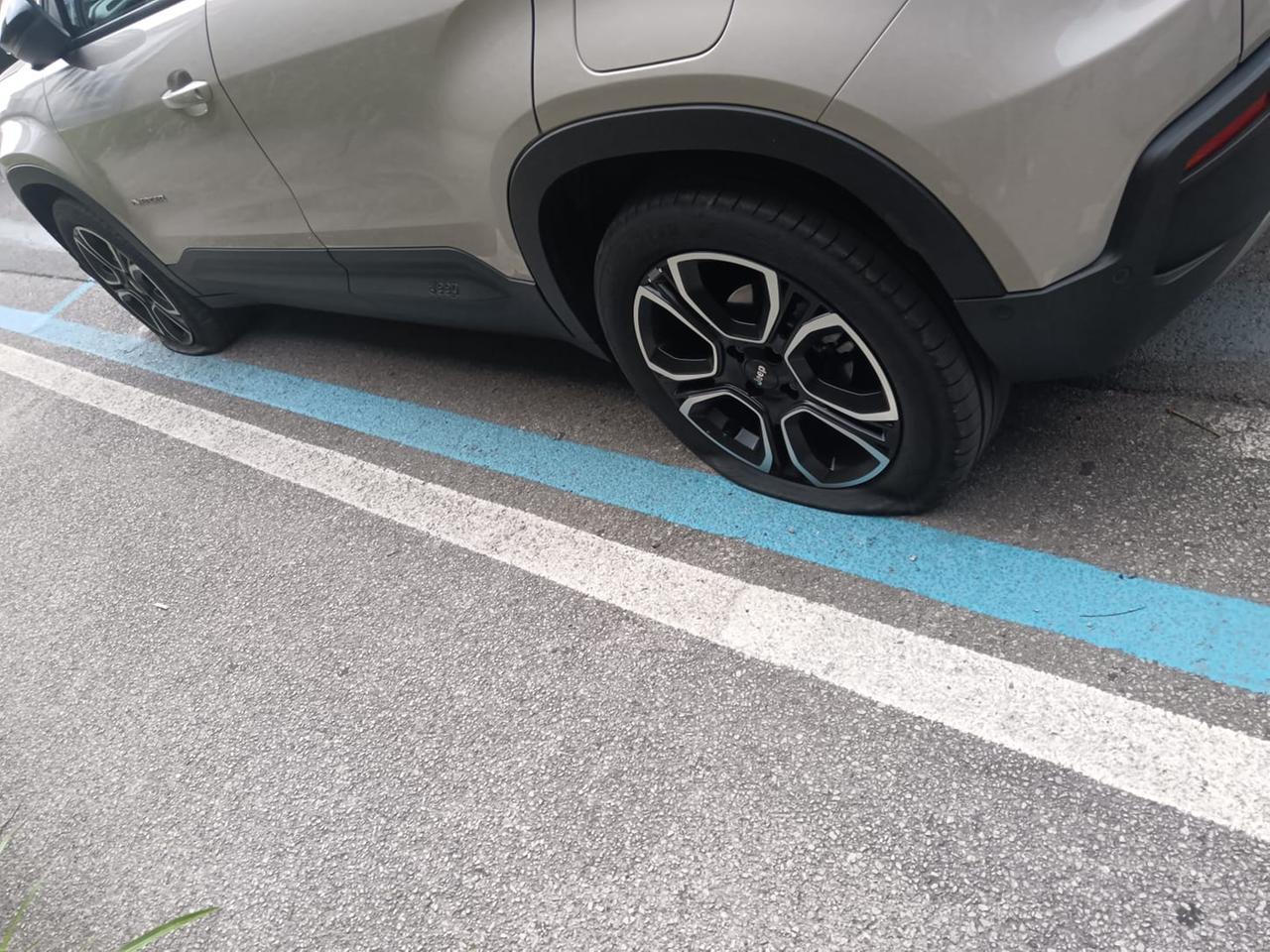 Ancora gomme tagliate sull’Arca: «I cittadini si organizzano in ronde»