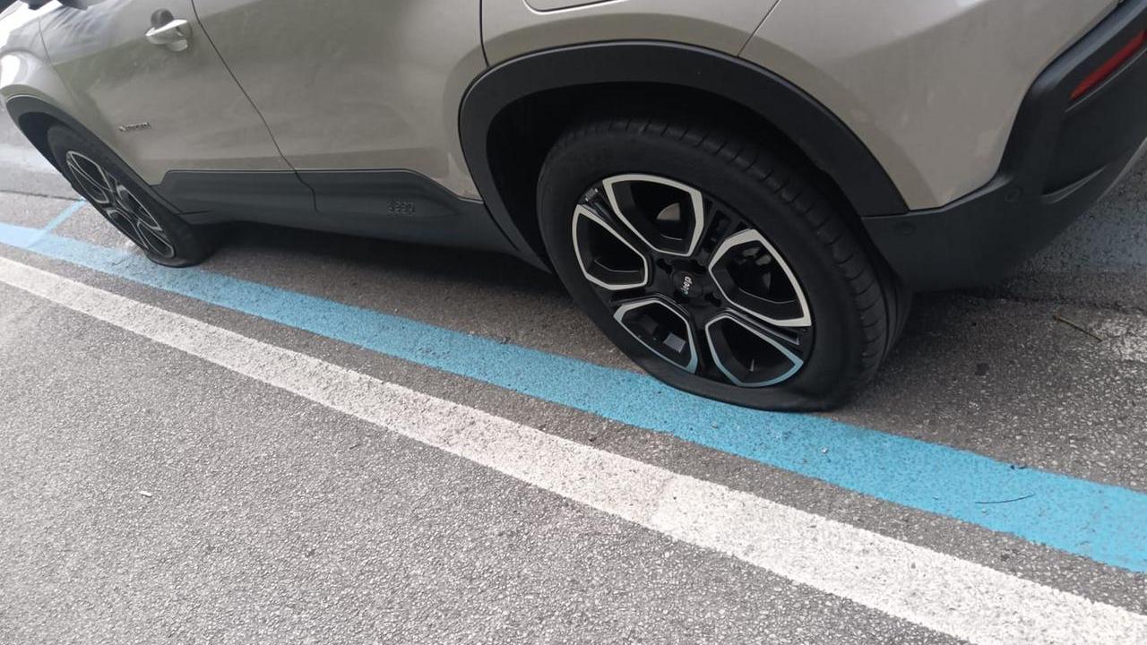 Ancora gomme tagliate sull’Arca: «I cittadini si organizzano in ronde»