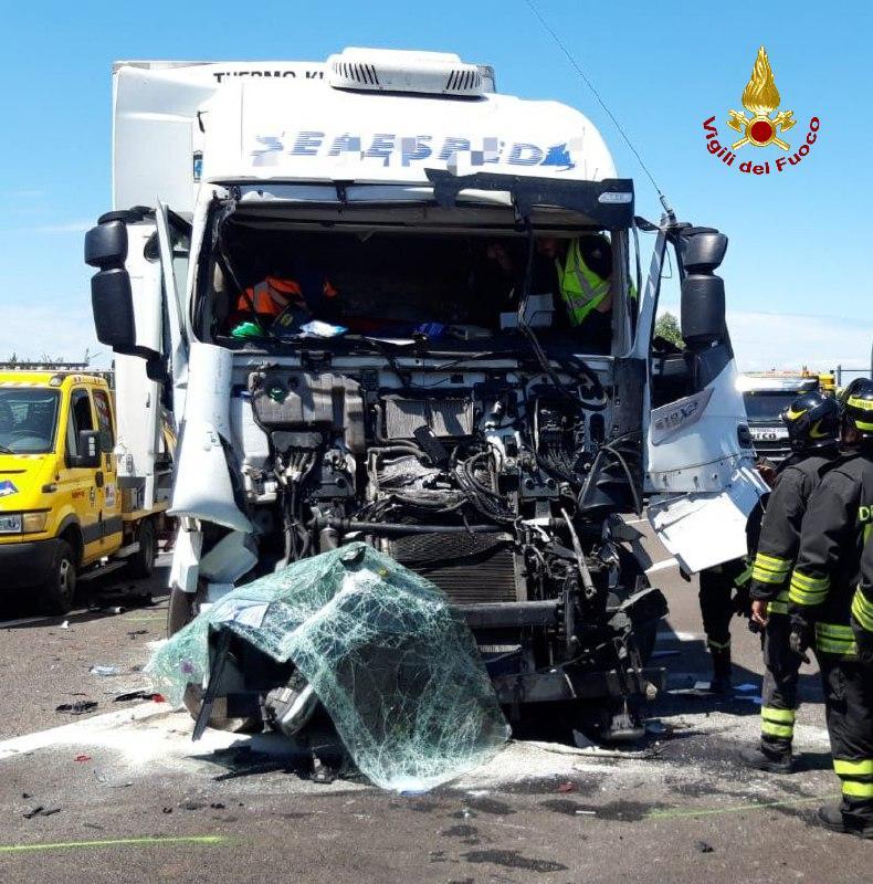 Tamponamento tra due camion in autostrada: chiuso per un’ora e mezza un tratto dell’A22