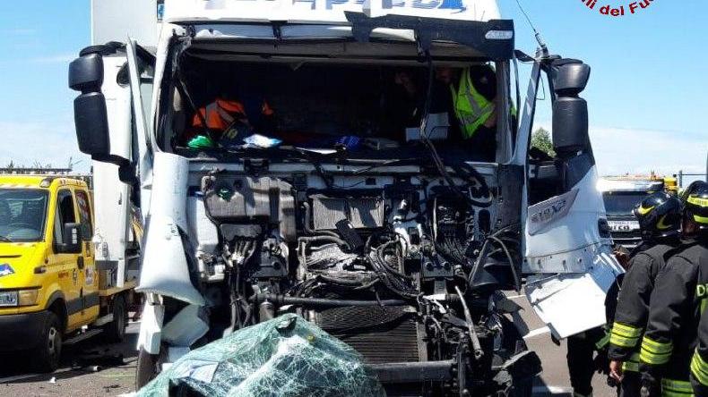 Tamponamento tra due camion in autostrada: chiuso per un’ora e mezza un tratto dell’A22