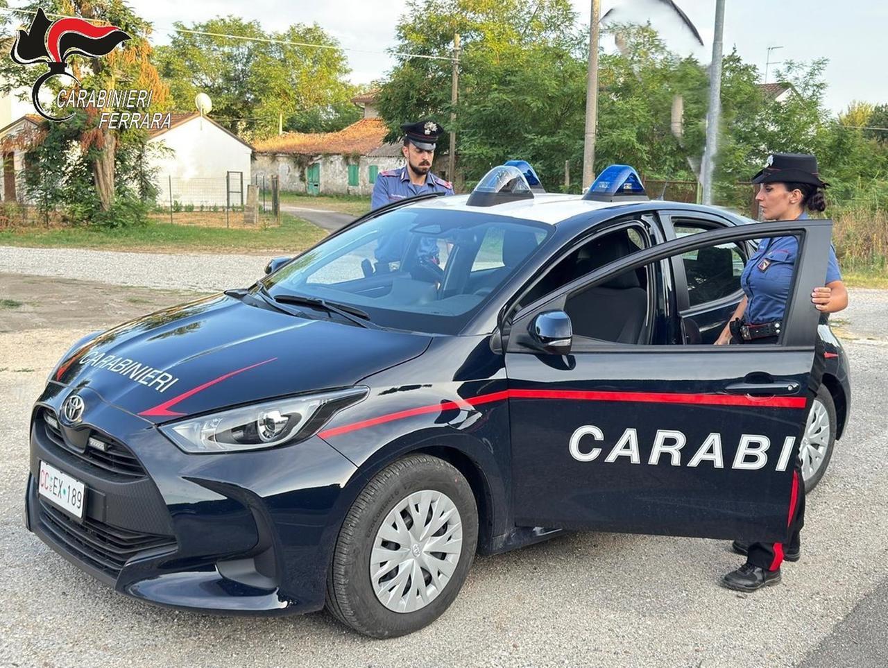 Ubriaco molesta la barista che si barrica nel locale, denunciato un uomo a Mesola