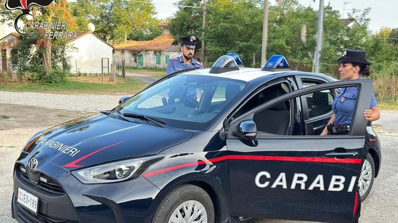 Ubriaco molesta la barista che si barrica nel locale, denunciato un uomo a Mesola