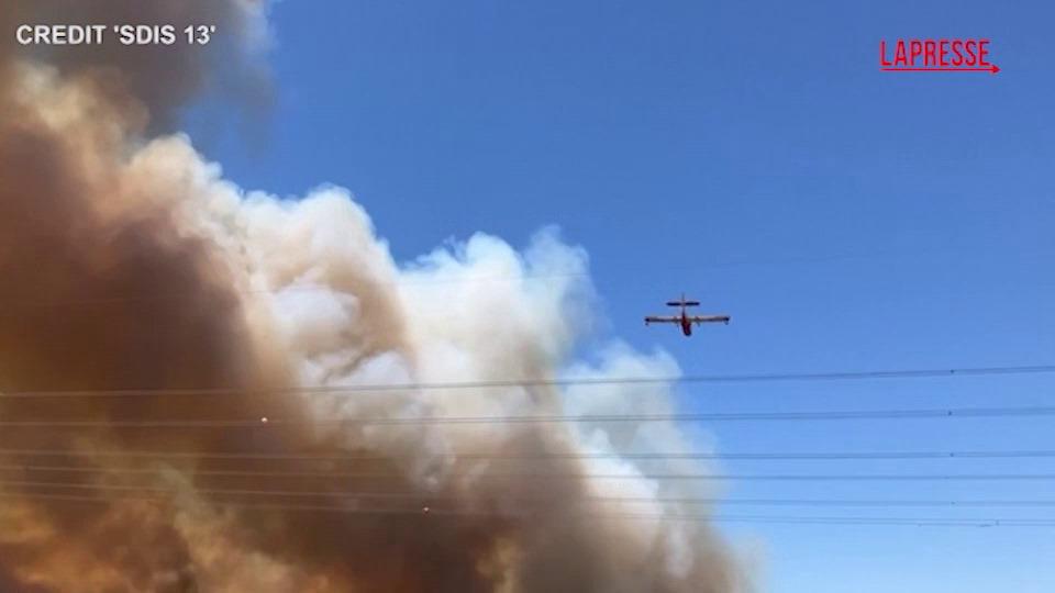 
	L'imponente colonna di fumo provocata dall'incendio a Marsiglia


