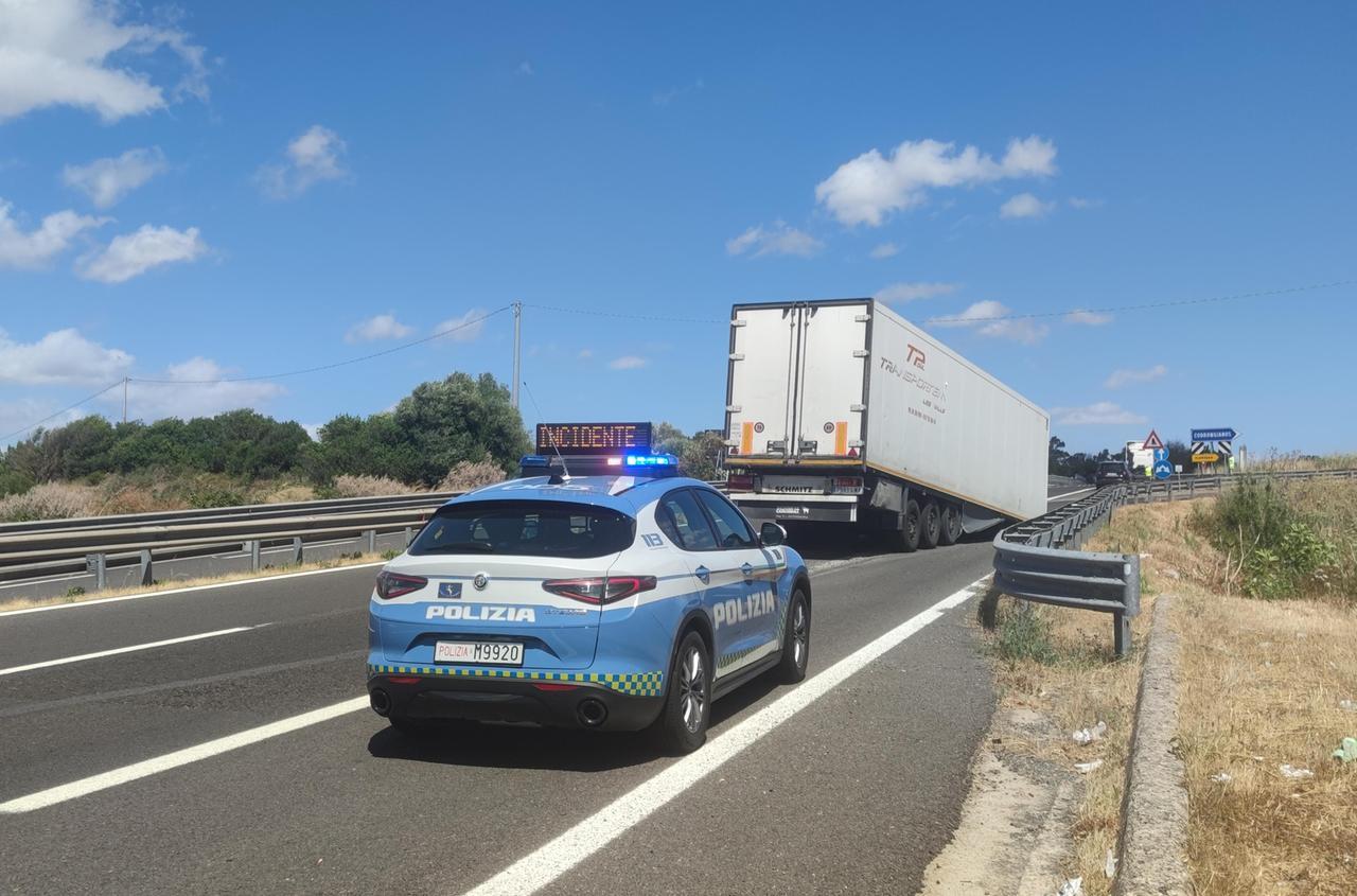 Tir perde il rimorchio durante la marcia: chiusa una carreggiata della 131
