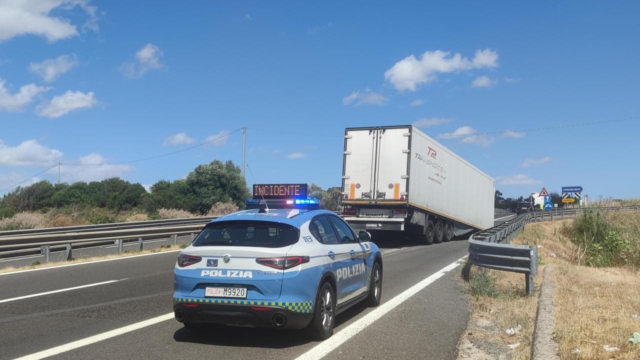 Tir perde il rimorchio durante la marcia: chiusa una carreggiata della 131