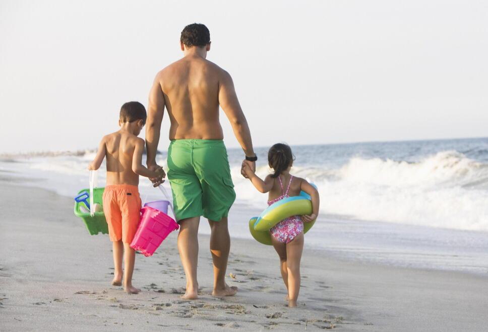 Granchi, meduse e tartarughe: «Non sono giocattoli». Le 6 regole d'oro per vivere il mare (e la spiaggia) secondo Matteo Nani
