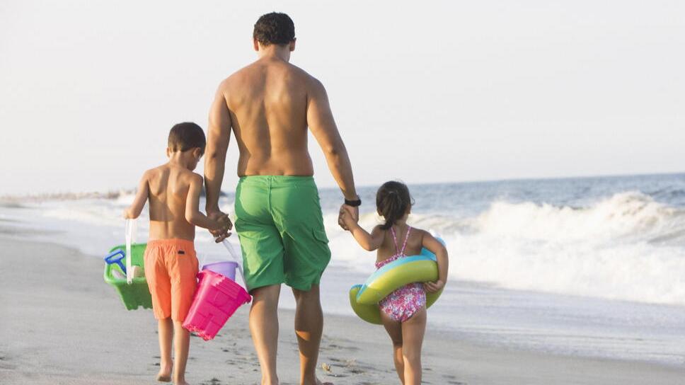 Granchi, meduse e tartarughe: «Non sono giocattoli». Le 6 regole d'oro per vivere il mare (e la spiaggia) secondo Matteo Nani