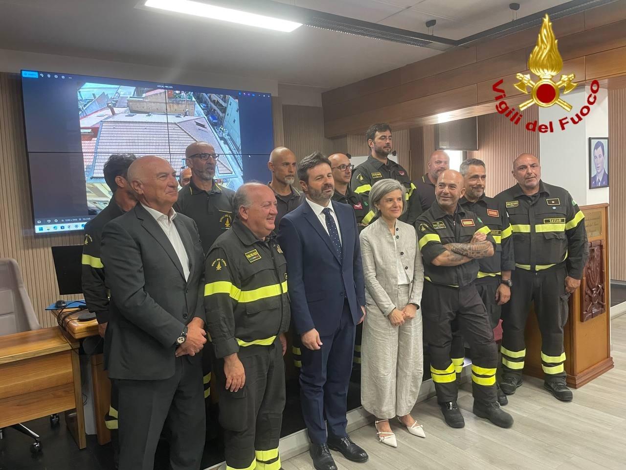 Esplosione a Sassari, le istituzioni ai vigili del fuoco: «Il vostro coraggio decisivo in via Principessa Maria»