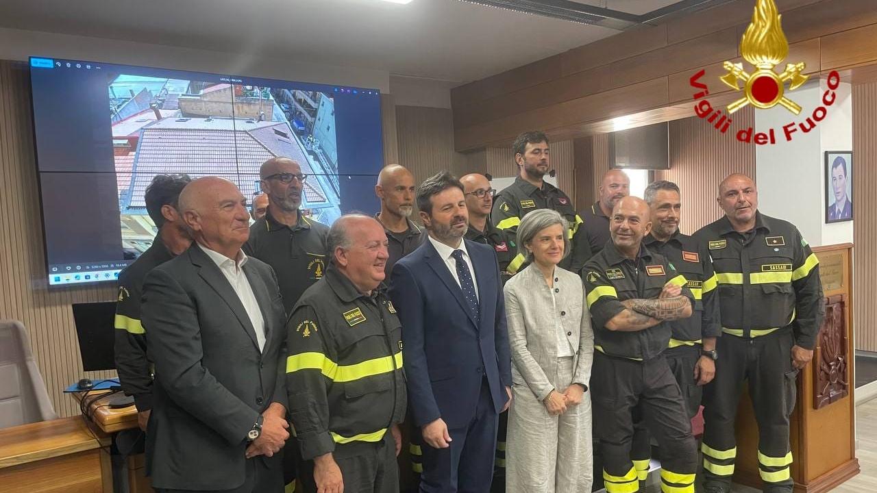Esplosione a Sassari, le istituzioni ai vigili del fuoco: «Il vostro coraggio decisivo in via Principessa Maria»