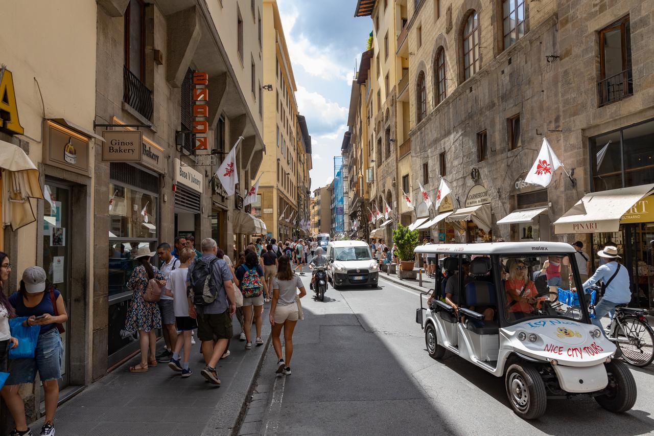 Firenze, stop a risciò e caddy nel centro storico: via libera al nuovo regolamento per il trasporto turistico