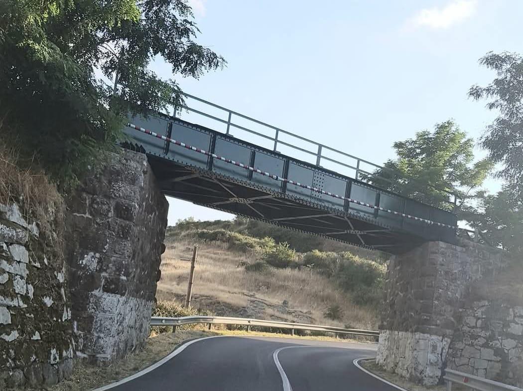 Camion danneggia il ponte ferroviario, annullati i viaggi del trenino verde