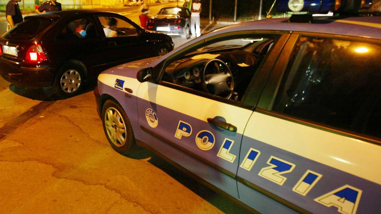 Una volante della polizia di Stato (foto d'archivio)