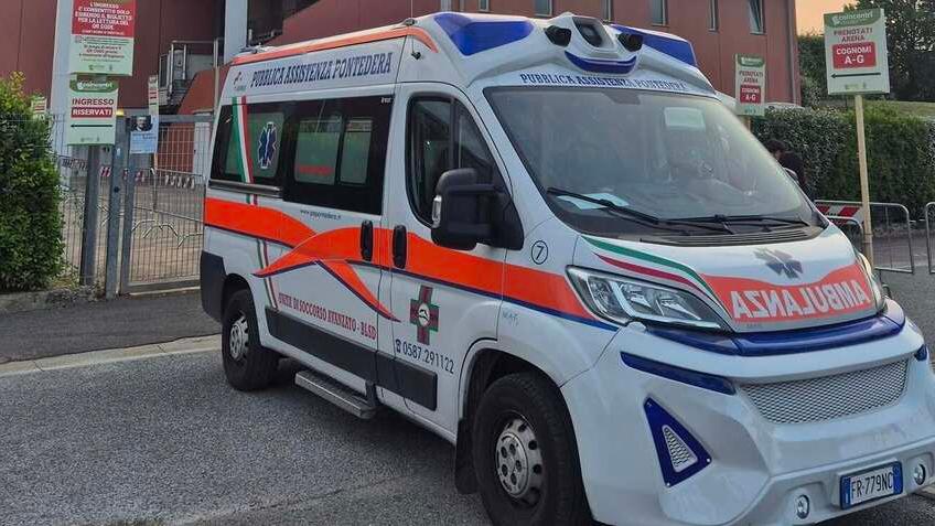 Un’ambulanza della Pubblica assistenza di Pontedera (foto d'archivio)