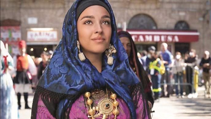 L’amore per la tradizione, le sfilate, le foto in costume: chi era Gaia Costa