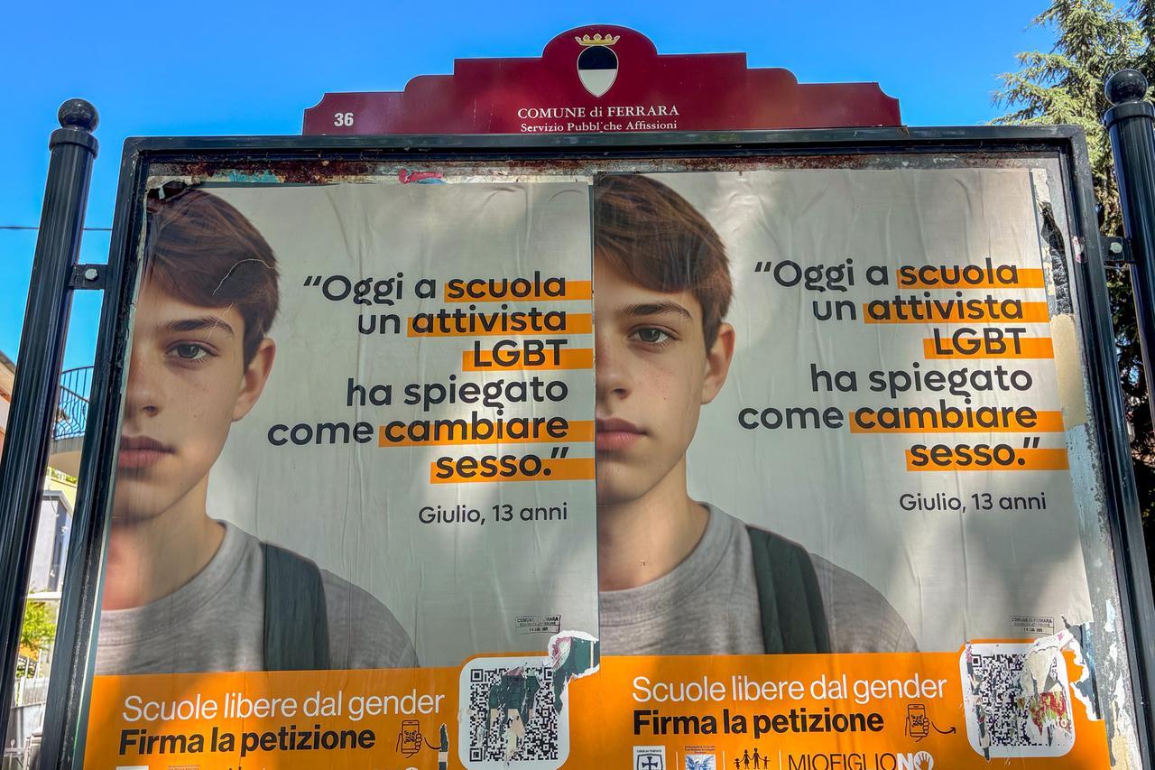 Pro Vita contro gender e “indottrinamento arcobaleno”. Affissi “manifesti di odio” a Ferrara, è scontro