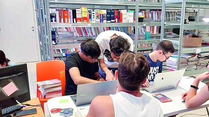 Libri scolastici sempre più cari? C’è il Mercatino di via Cassoli 1