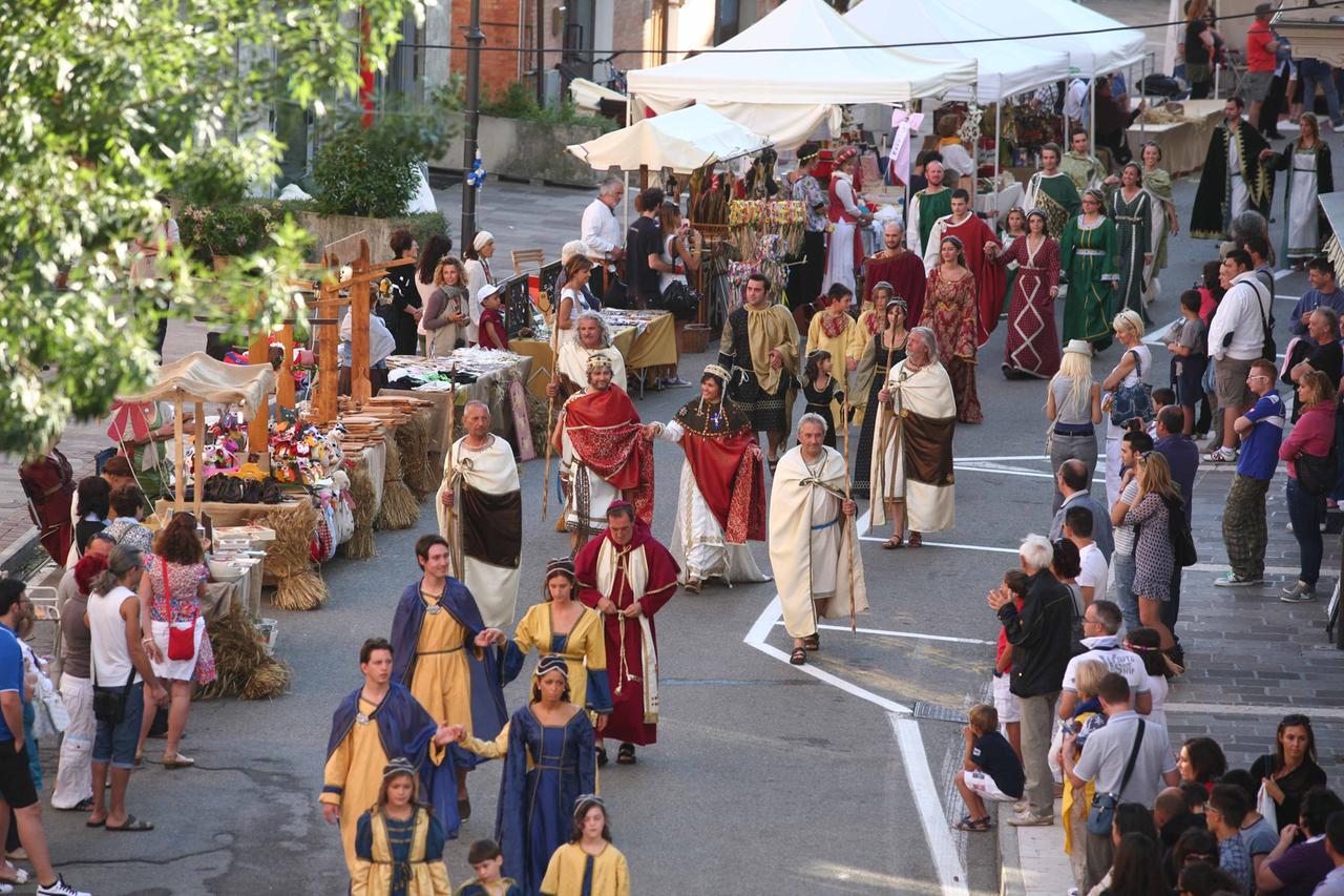 A Baiso nel fine settimana torna “la Tavola di Bisanzio”, domenica il corteo storico con 150 figuranti