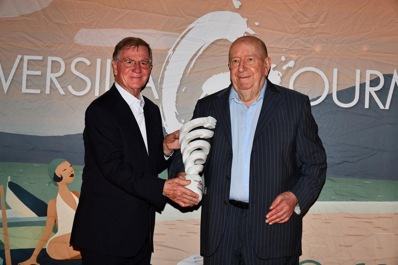 
	Romano Franceschini (da Romano) premia Fernando Becagli (fotoservizio Fotomania)

