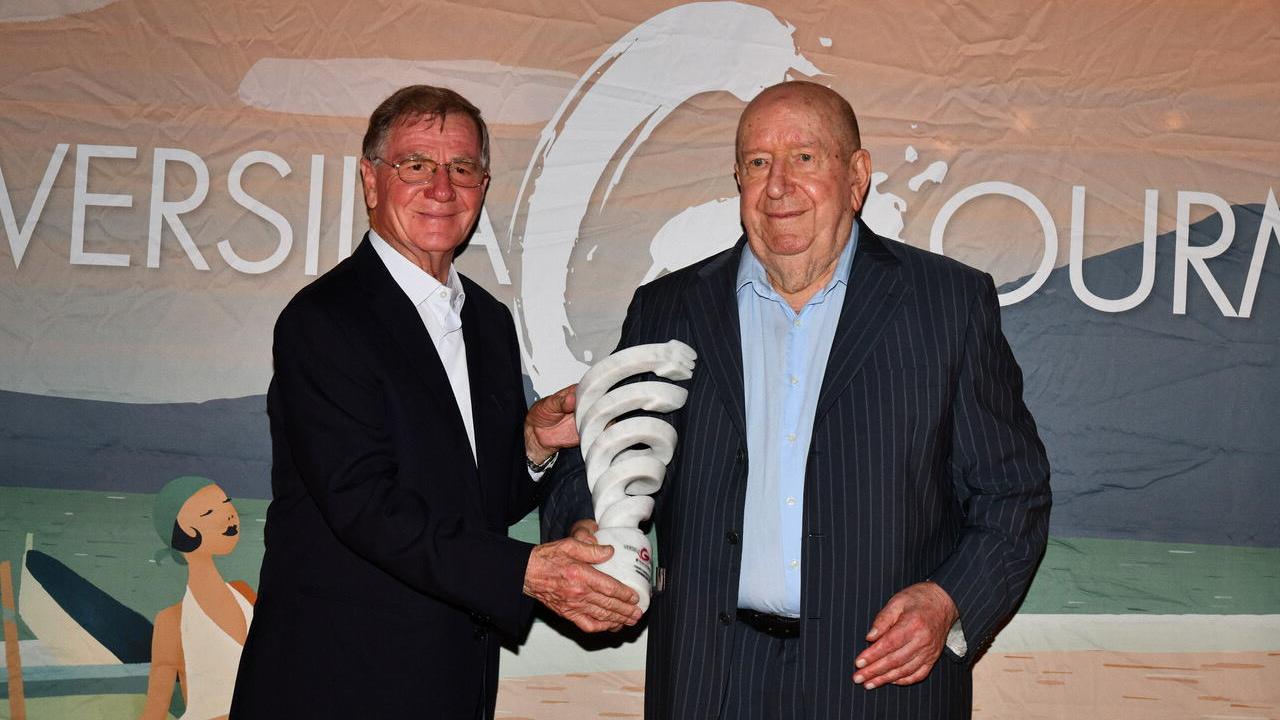 Romano Franceschini (da Romano) premia Fernando Becagli (fotoservizio Fotomania)