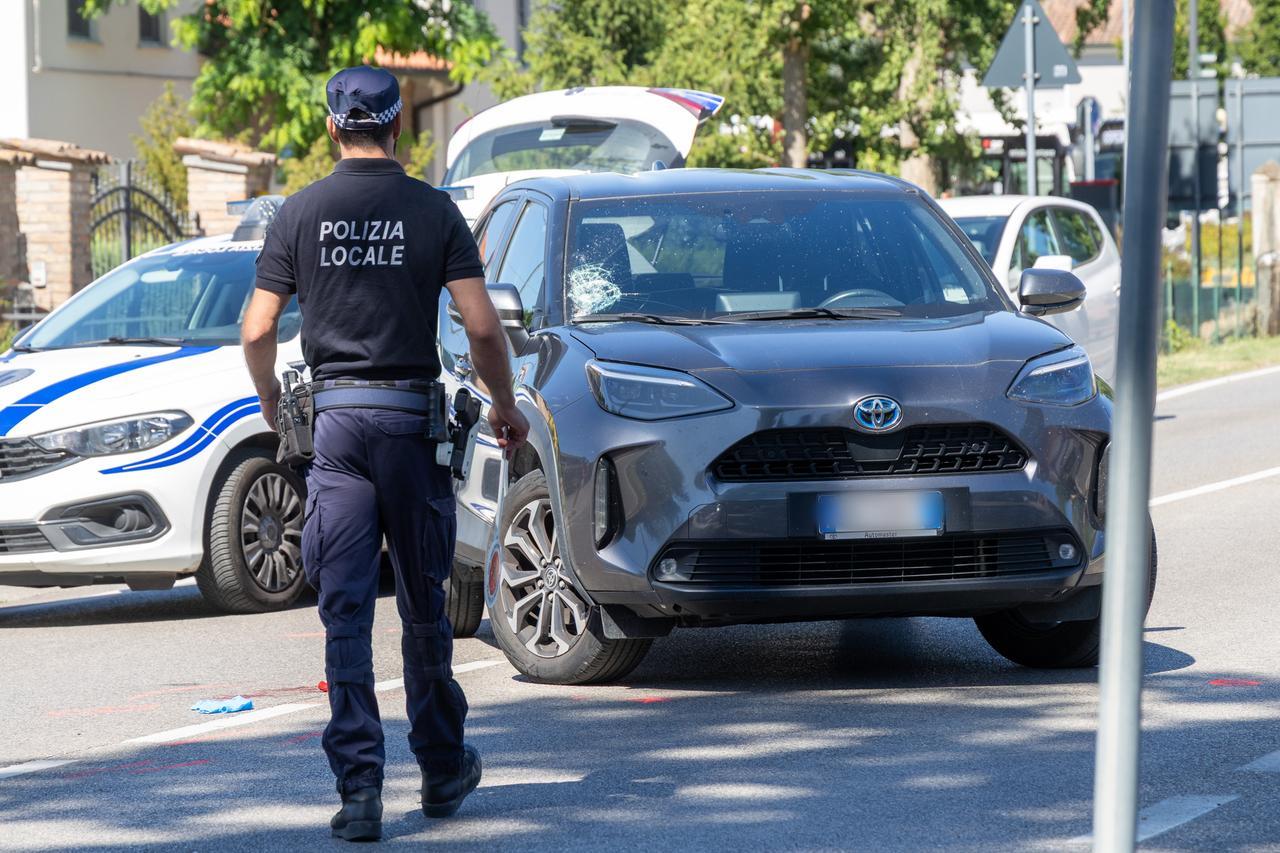 Ciclista investito in via Comacchio a Ferrara, sfondato il parabrezza dell’auto